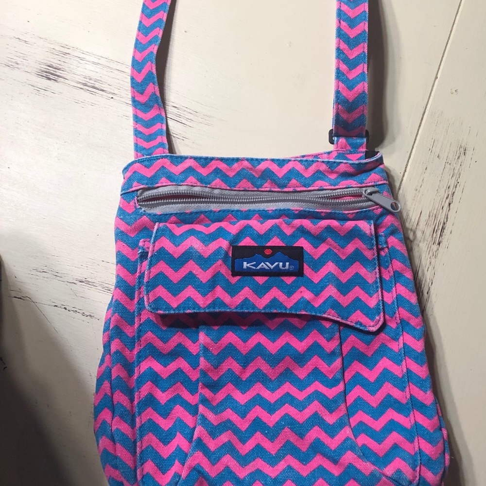 Chevron blue and pink Kavu bag.